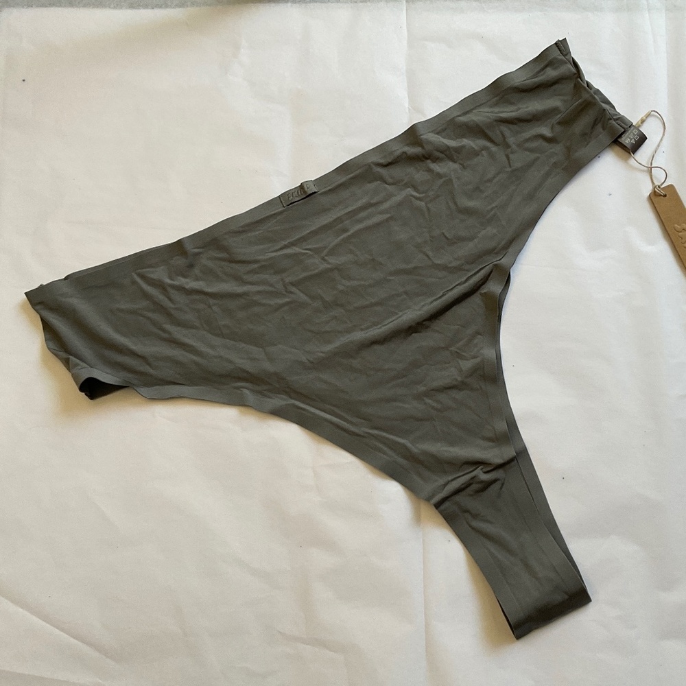 #887-895 NWT SKIMS CORSET BRA COLLECTION BIKINI PANTY COLOR: GRAY CHALK SIZE: 4X